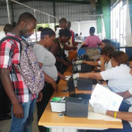 Cientos de haitianos hacen filas para renovar carnet de regularización