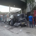 Patana se vuelca y obstruye tránsito en autopista Duarte