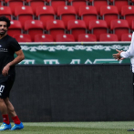 Salah se entrena en solitario bajo supervisión antes del debut en el Mundial