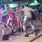 Detienen agentes que aparecen en un video golpearon a un ciudadano en Baní