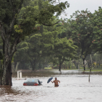 El huracán Lane causa inundaciones, apagones y cortes de carreteras en Hawái