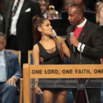A pastor se le pasa la mano con Ariana Grande durante funeral de Aretha Franklin