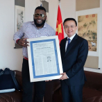 David Ortiz va a embajada china a pedir visa y conversa con embajador