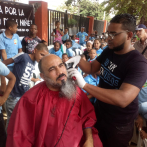 Pastor cumple promesa y se quita la barba, tras instalar tomógrafo en hospital de Santiago