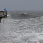 Huracán Florence se debilita algo más cerca de la costa de Carolina del Norte