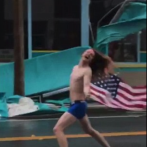 Hombre semidesnudo sale a ondear bandera frente a huracán Florence
