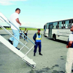 Llegan al país 81 dominicanos deportados de EEUU