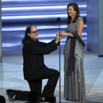 Director de los Oscar pide matrimonio en los Emmy