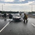 Se incendia vehículo en el puente Juan Bosch, no deja lesionados