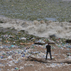 Lluvias traen basura al litoral del Malecón