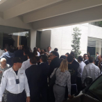 Largas filas para el velatorio a César Medina se extienden hasta afueras de la funeraria
