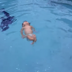 Bebé de solo un año sorprende con su destreza en el nado