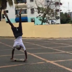 Video: Joven que patina de cabeza en Santo Domingo causa sensación en las redes sociales