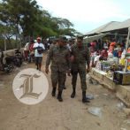 Militares fronterizos contrarrestan tráficos de haitianos y motoconcho en Mercado de Pedernales
