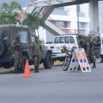 Policías y militares permanecen en avenidas del Distrito Nacional