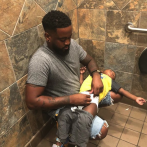 Padres piden baños de hombres tengan cambiadores de pañales para bebés