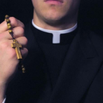 Entre rezos y cánticos católicos defienden sacerdote acusado de violar menor en Monte Plata