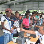 Haitianos acuden en masa a buscar carné; Migración extiende plazo