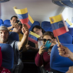 Vuelo fletado por Maduro retorna 90 venezolanos a su país desde R.Dominicana