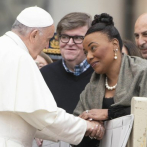 El papa saludó al cineasta Michael Moore y a una hija de Martin Luther King