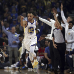 Curry y Durant guían a los Warriors en inicio NBA