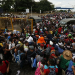 Miles de hondureños saltan cordón policial en Guatemala y entran a México