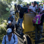 Un grupo de migrantes hondureños sale de Guatemala con dirección a México