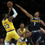 Triple-doble de LeBron guía Lakers a triunfo sobre Denver