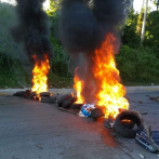 Incendian neumáticos en Maimón y obstaculizan el tránsito a otras localidades