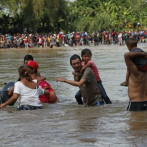 Centenares de migrantes hondureños se lanzan a río fronterizo e ingresan a México