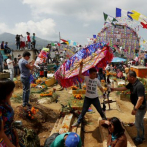Miles de guatemaltecos llenan cementerios y llevan comida a sus muertos