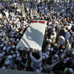 Miles asisten a funerales de clérigo conocido como “El Padre del Talibán”, asesinado a puñaladas