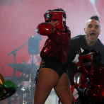 Robbie Williams invita a cantar a su padre en el Corona