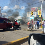 Neumáticos incendiados en la 27 de Febrero con Isabel Aguiar