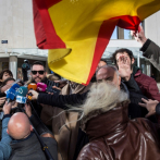 Humorista español se niega a declarar por sonarse la nariz con la bandera
