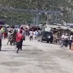 Continúa paralizado transporte hacia Haití por Jimaní porque han apedreado vehículos