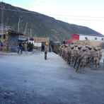 Sigue paralizado tránsito hacia Haití por Jimaní; contingente militar iza la bandera dominicana