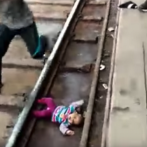 Bebé sale ilesa luego de que un tren le pasara por encima