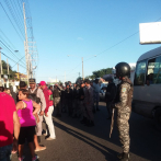 Desalojo en kilómetro 11 de autopista Duarte provoca enfrentamiento entre moradores y policías