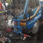 Una persona muerta y dos heridas al chocar camión Daihatsu con un carro en la “recta de Azua”