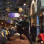 Bono y The Edge, músicos callejeros en el centro de Dublín en Nochebuena