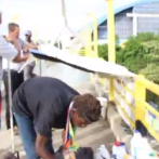 Video: Gobernador de La Romana desbarata casucha que había instalado un ciudadano haitiano en un puente peatonal