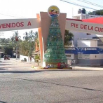 Realizan en Acapulco el primer árbol navideño hecho de botellas en México