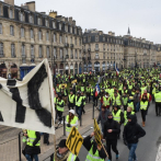 Chalecos amarillos protestan ante televisoras francesas