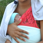 Viven abrazadas a los hijos prematuros como “Mamá Canguro”