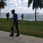 Brigadas del Ayuntamiento dejan limpio el Malecón tras fiestas de Año Nuevo