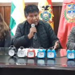 Gobernador boliviano regala relojes despertadores a empleados impuntuales