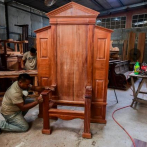Panameños construyen enorme silla de madera para visita del papa Francisco