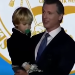 El tierno momento cuando el hijo de gobernador californiano interrumpe discurso de posesión