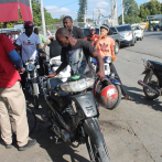 Haitianos en motocicletas entran a Dajabón para aprovisionarse de combustibles